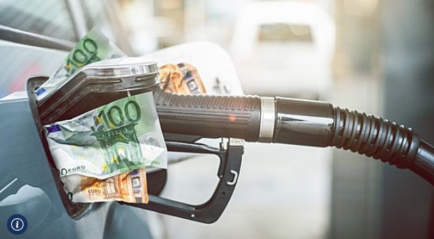 Čerpací stanice s eurovými bankovkami